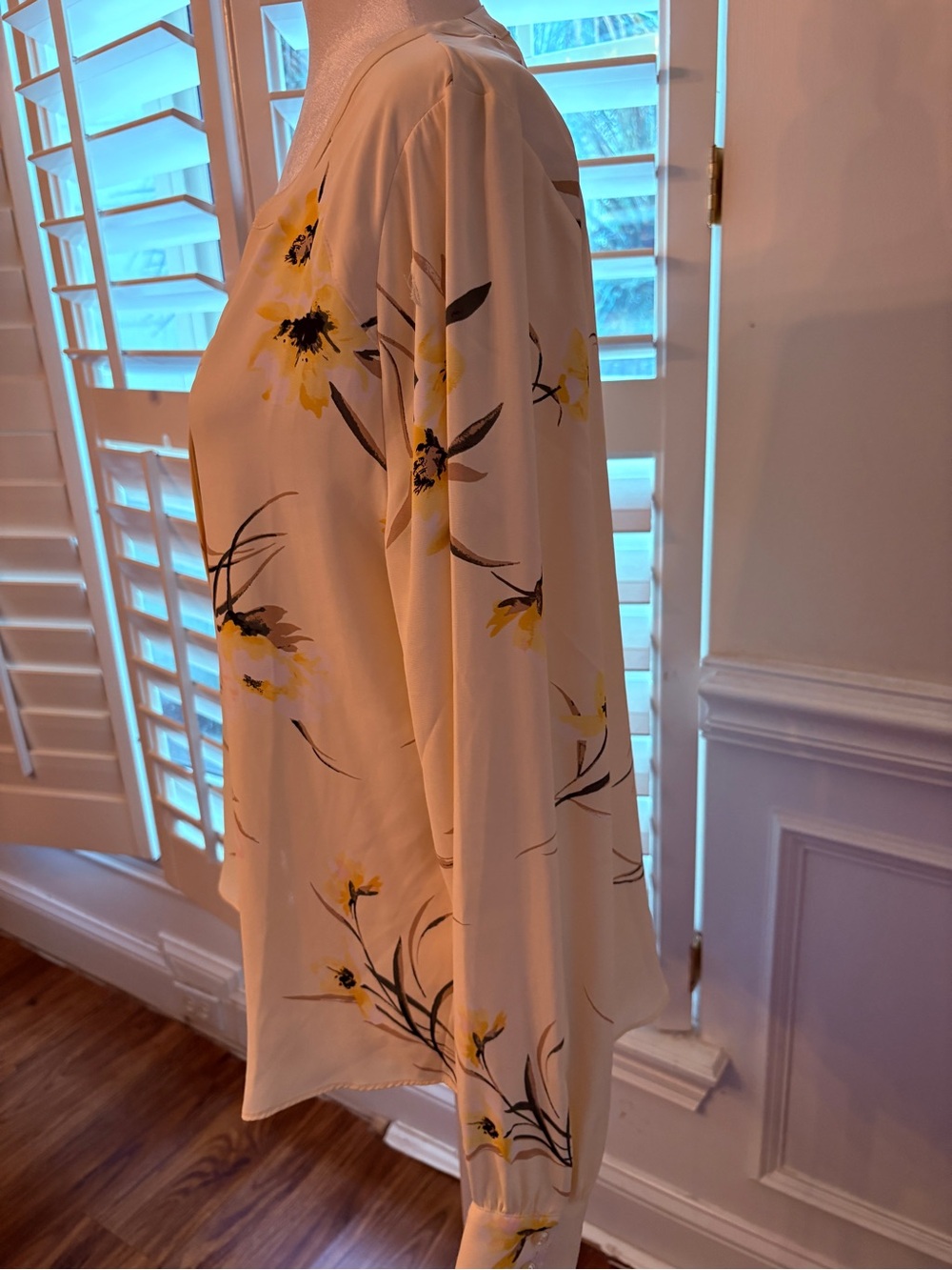 White House Black Market Pale Yellow Floral V-Neck Blouse - Picture 5 of 10